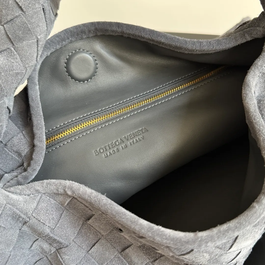 Batch 1960 It seems that this bag from BV has been popular recently ~ The new Hop is really not too beautiful. The whole bag has no seams. The bag body and handles are made of one piece of leather. It reflects the style and essence of Bottega Veneta. It truly represents craftsmanship and creativity. The large size has a very loose and lazy upper body. Big bag lovers will definitely not regret buying it. Style number: 796262 Size: 46*21*10cm